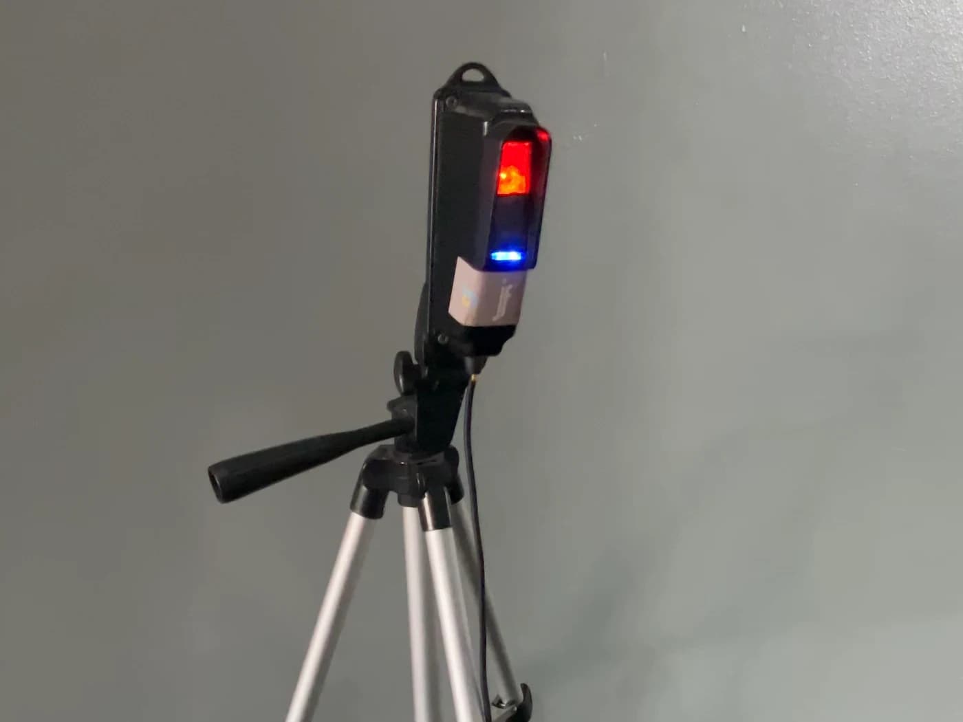 Sensor Vektor Speed no tripé, luz de leitura acesa